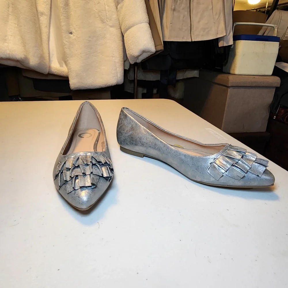 New Journee Collection Women’s Pewter Judy Flats with Ruffle Trim Vegan Leather‎